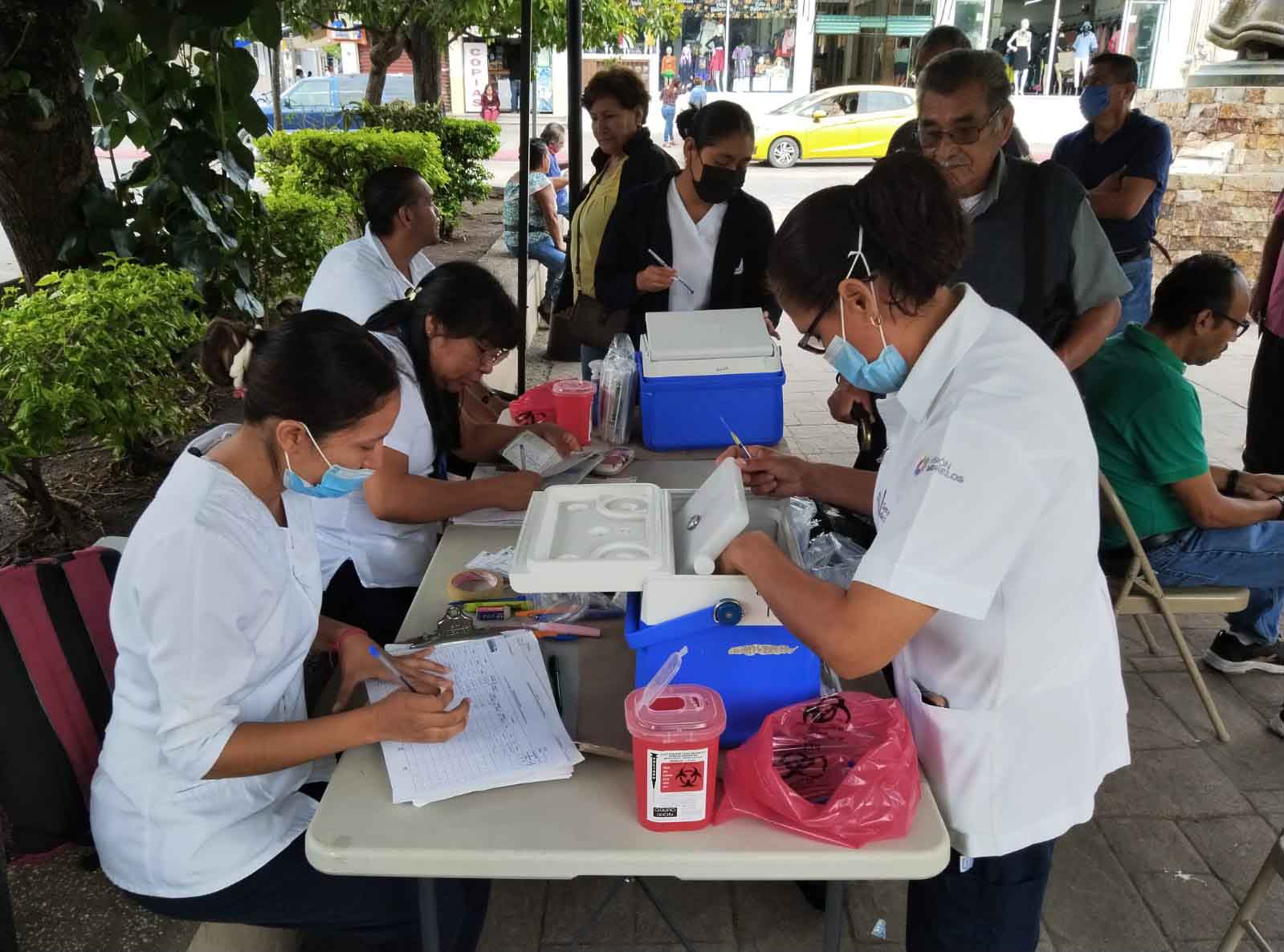Ya inició la campaña de vacunación en el zócalo de la cabecera municipal de #Jiutepec.
